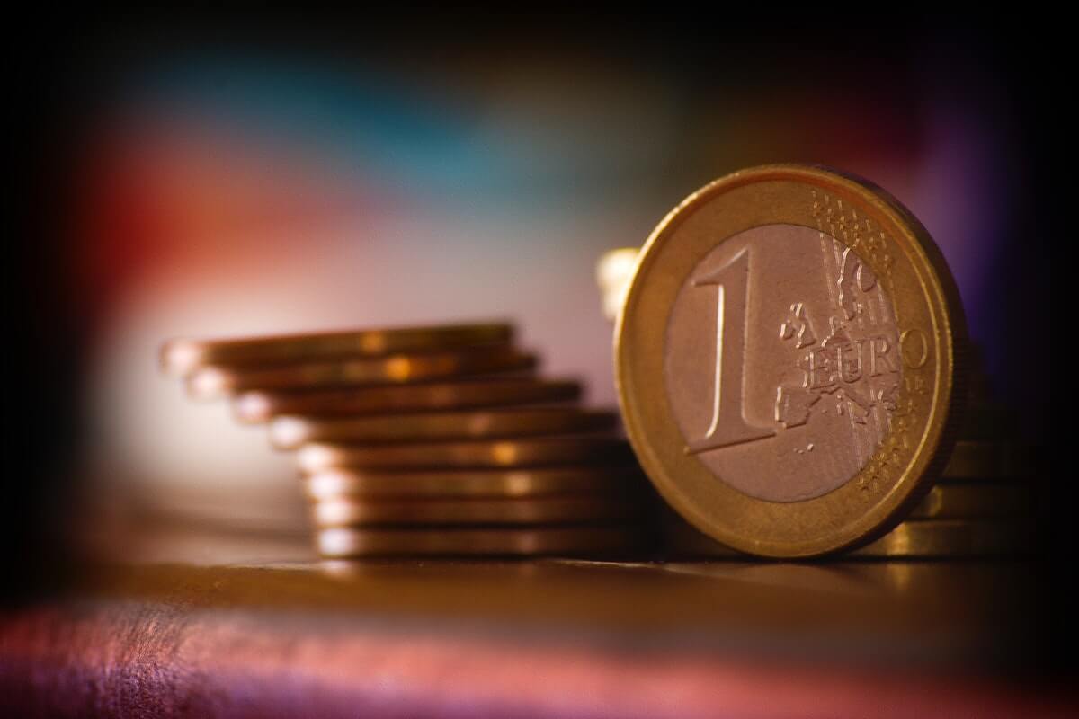 Euro Remains Below $1.10 as Europe Seeks Stability