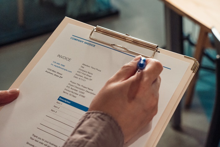 Invoice Discounting vs. Factoring - Featured Image